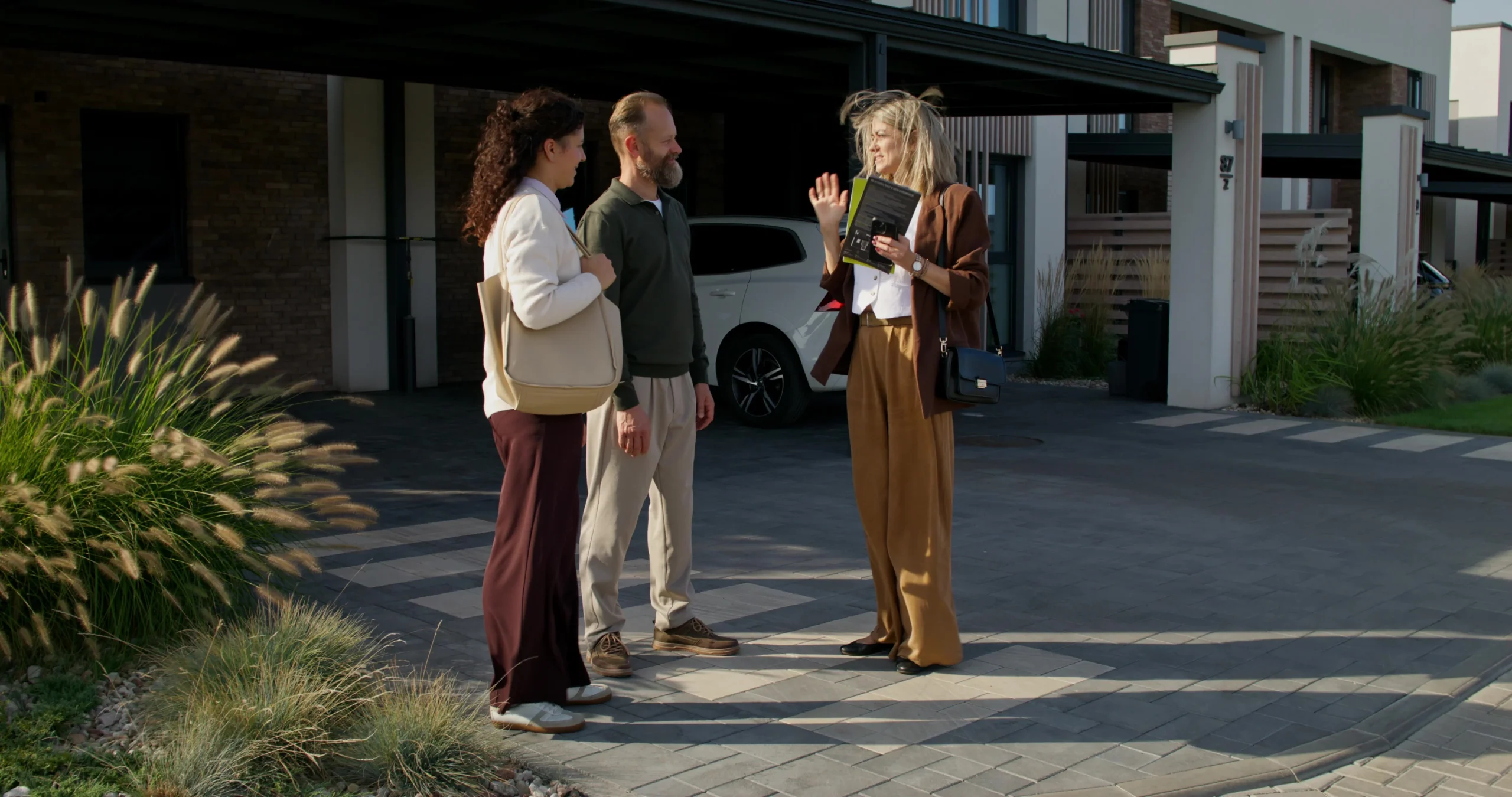 Adjoining Owner's Surveyor explaining a Party Wall Notice to homeowners